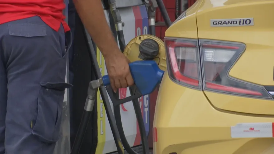 Alza histórica del combustible presiona a transportistas y consumidores.