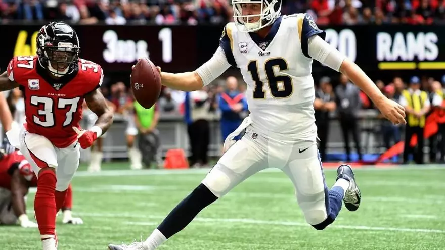 Goff lanza para dos anotaciones en victoria de los Rams