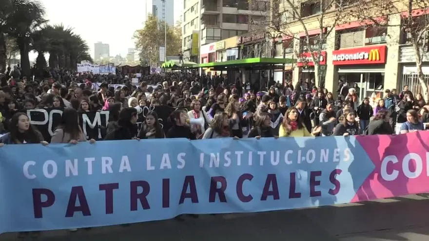 Las chilenas salen a las calles en la revolución feminista