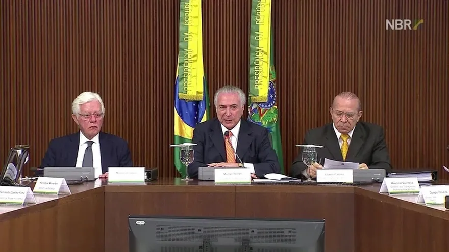 Temer pierde apoyo interno por reformas económicas