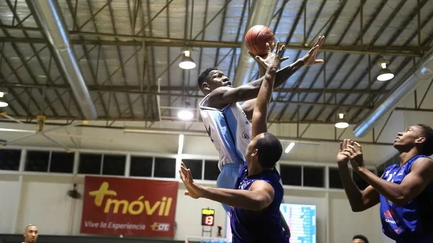 Universitarios derrotan a las Panteras