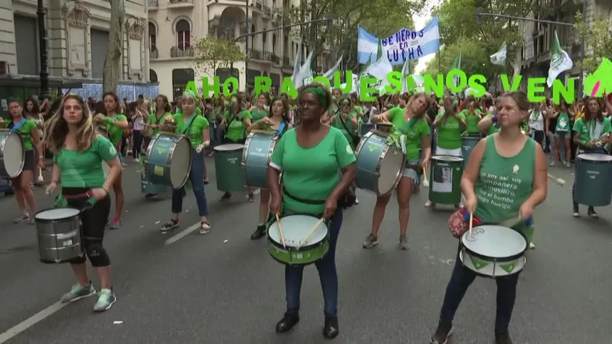 Multitudinaria marcha de mujeres por aborto legal y contra feminicidios en Argentina.