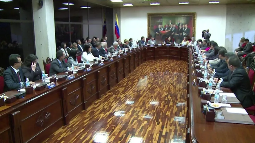 Chavistas nombran jueces antes de perder control del Parlamento