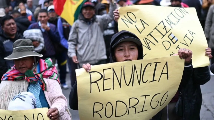 Nuevos choques en protestas en Bolivia pese a que el presidente recorta su salario
