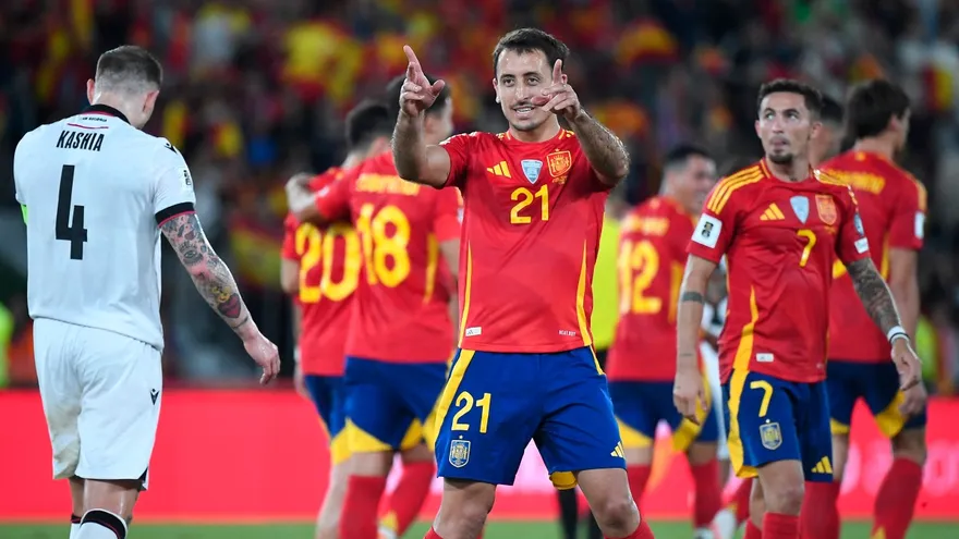 Mikel Oyarzabal celebra durante el partido entre España y Georgia