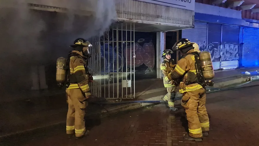 Bomberos atienden incendio en local comercial