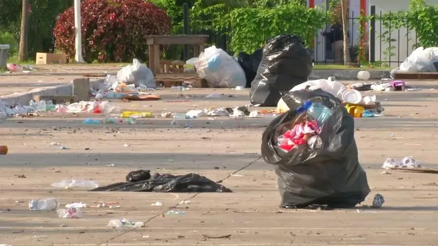 Luego de desfiles patrios, Cinta Costera amanece inundada en basura