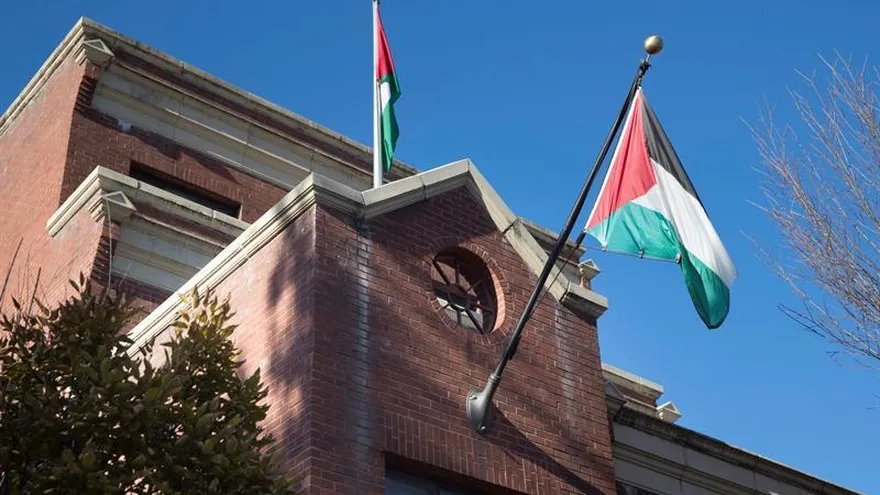Registro de dos banderas palestinas en la oficina de la Organización para la Liberación de Palestina (OLP) en Washington.