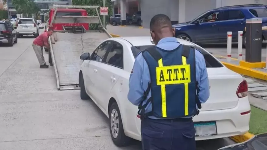 Un vehículo es remolcado por una grúa durante operativo "Mal Parqueado"
