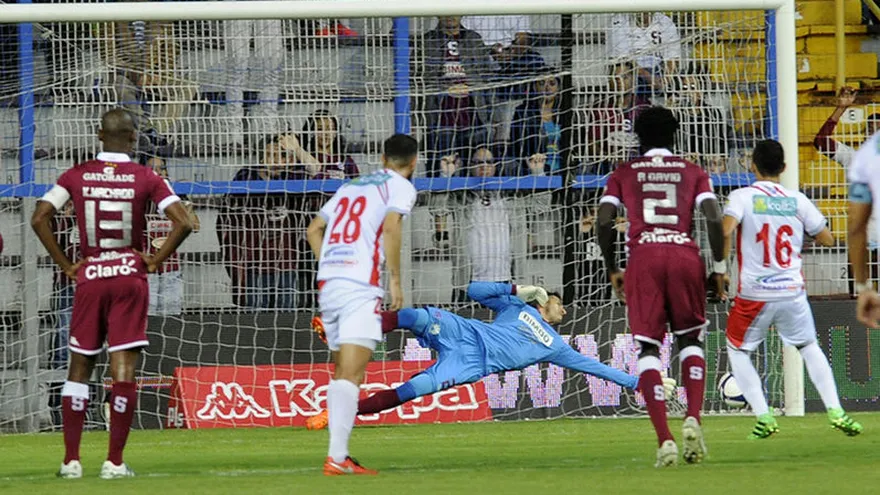 Atajada de Jaime Penedo, el panameño ahora fue ovacionado
