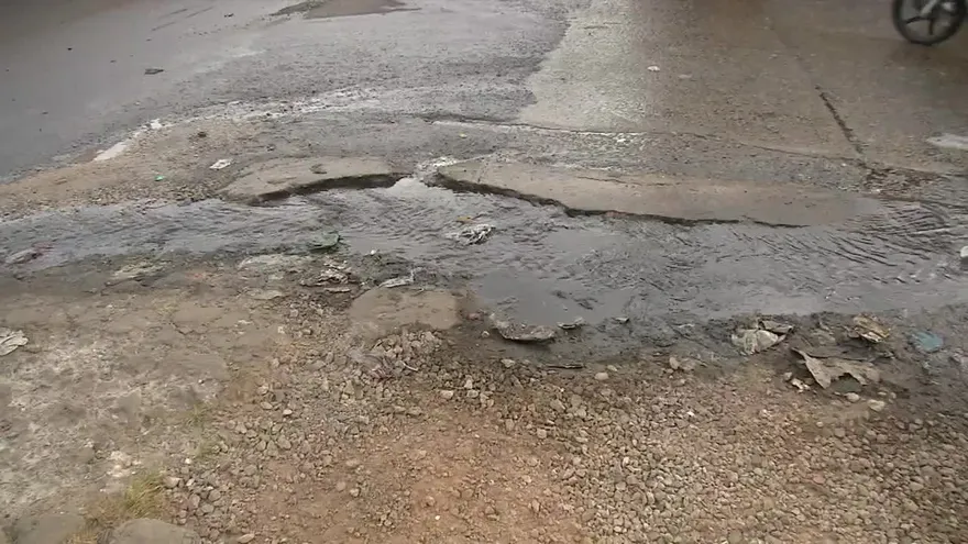 Idaan ignora daño en tubería de aguas servidas en Pedregal