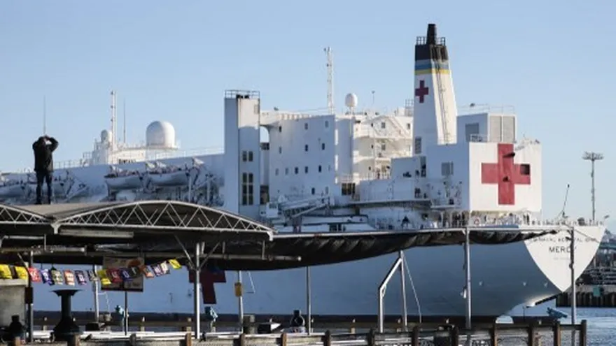 Buque hospital llega a Los Ángeles para aliviar capacidad hospitalaria por COVID-19