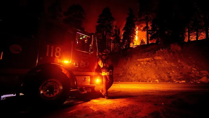 Vista de uno de los incendios activos en California, este 11 de septiembre de 2020, en Monrovia (EE.UU.).