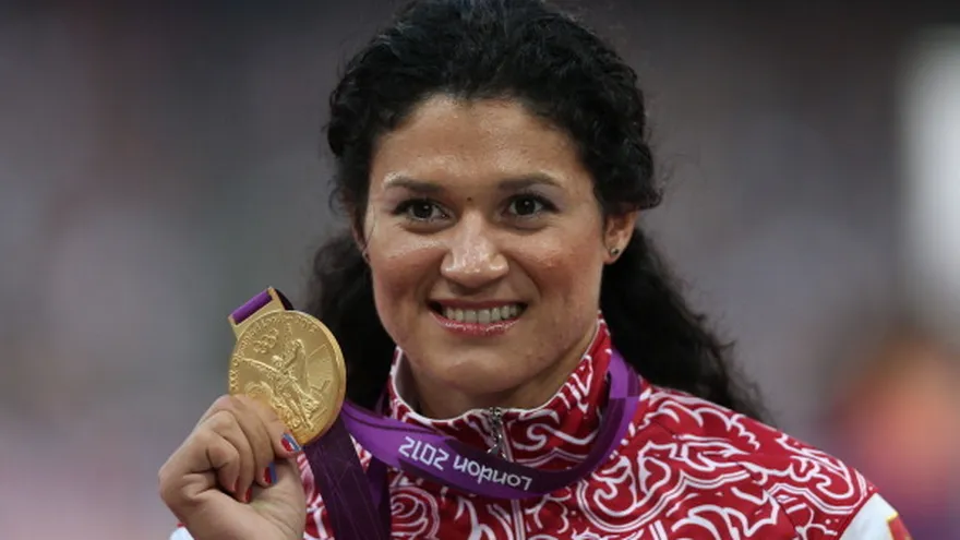 Tatyana Lysenko con la medalla de oro obtenida en los Juegos Olímpicos Londres 2012