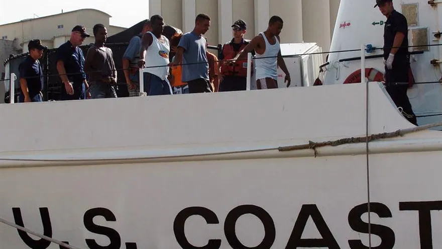 Un grupo de balseros que navegaba en una embarcación rústica fue interceptado por la Guardia Costera de EEUU