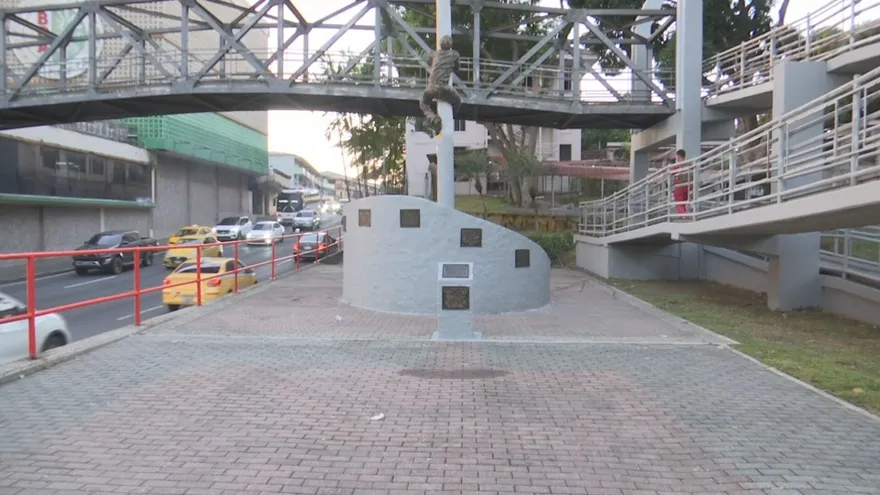 Alcaldía de Panamá realiza limpieza en el monumento a los Mártires del 9 de Enero tras denuncia ciudadana