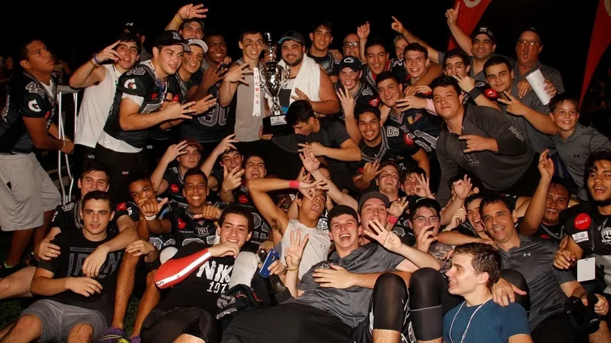 Brader Raiders monarcas absolutos del Varsity Contact Kiwanis