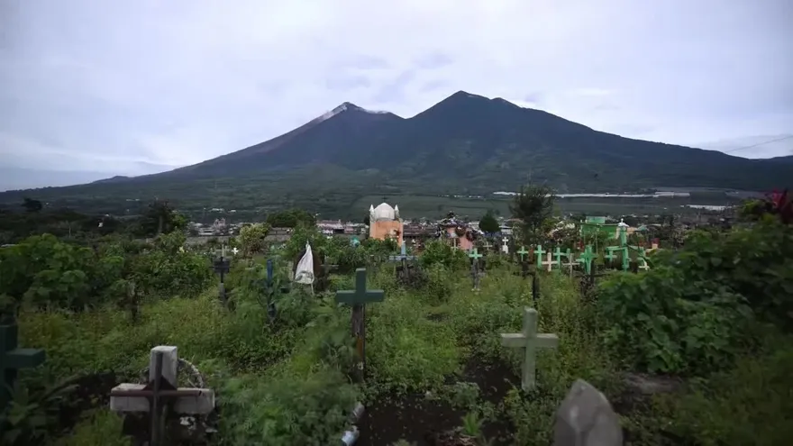 Guatemala ordena evacuación por nueva columna de flujo piroclástico en el volcán de Fuego