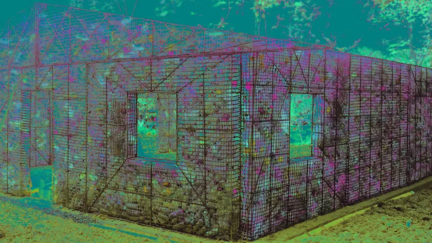 Imagen de la construcción de una vivienda con cemento y botellas de plástico en la isla Colón de Bocas del Toro, Panamá.