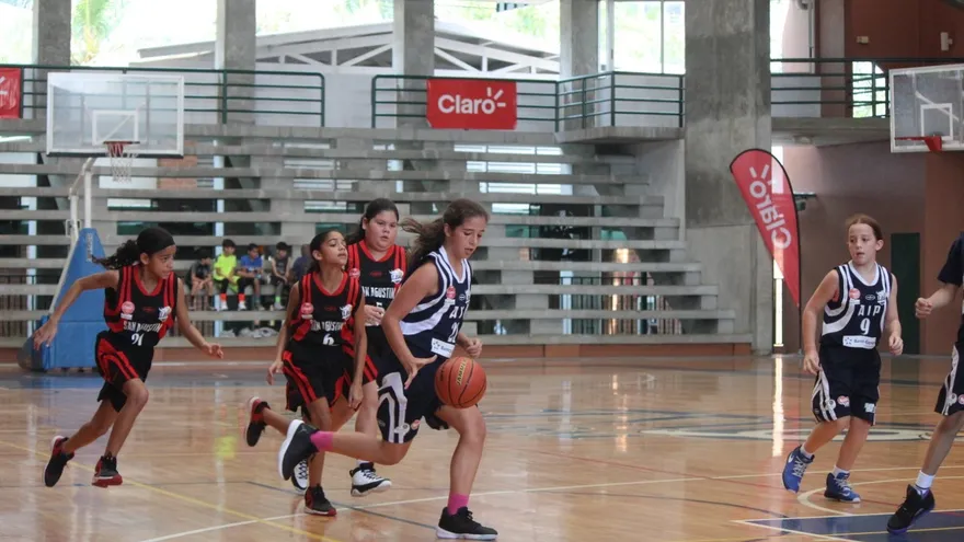 El equipo femenino U-12 AIP Fighting Owls está invicto en cuatro juegos