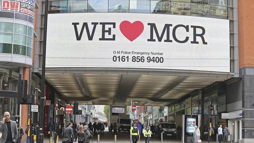 Trabajadores y compradores son evacuados del centro comercial Arndale cerca del MEN Arena en Manchester (Reino Unido) este martes.
