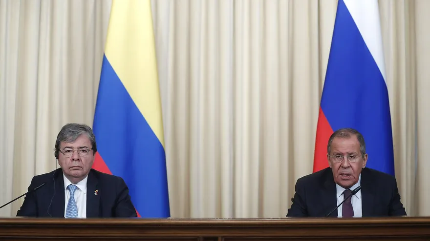 El ministro colombiano de Exteriores, Carlos Holmes Trujillo (i), ofrece una rueda de prensa con su homólogo ruso, Sergei Lavrov (d), en Moscú (Rusia), este lunes