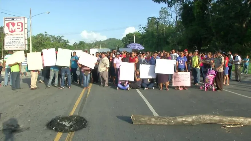 Residentes de una comunidad en Colón protestan por falta de agua