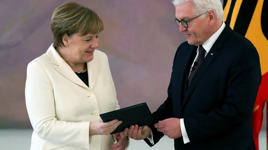 La canciller alemana, Angela Merkel, recibe el certificado del presidente alemán, Frank-Walter Steinmeier durante la ceremonia de nombramiento de la cancillera alemana