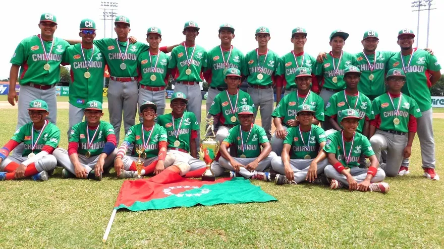 Jugadores del equipo Sub 13-14 de Chiriquí posan con el trofeo de campeones nacionales 2017