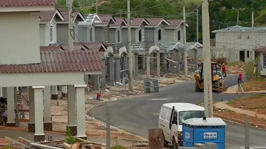 Empresarios preocupados por propuesta que busca bajar el impuesto inmueble