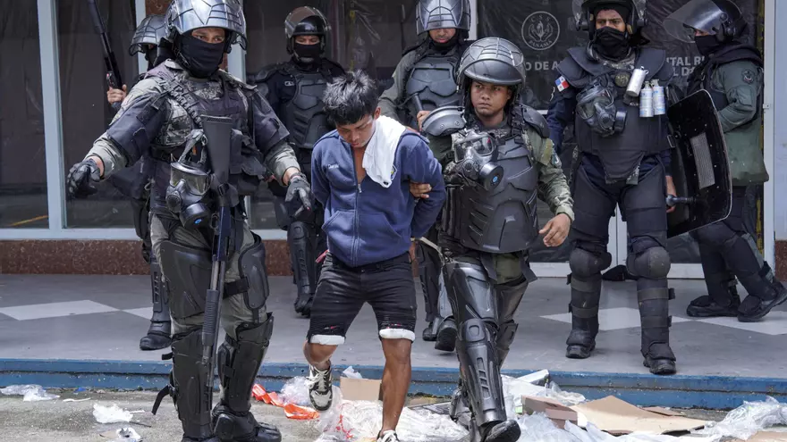 Una de las personas aprehendidas durante el estado de urgencia en Bocas del Toro el 20 de junio de 2025