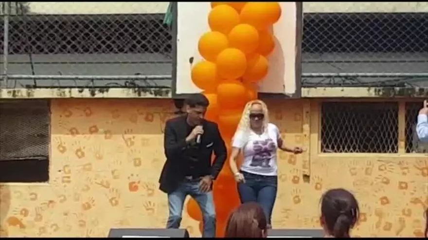 Salsero Lefty Pérez canta a las privadas de libertad
