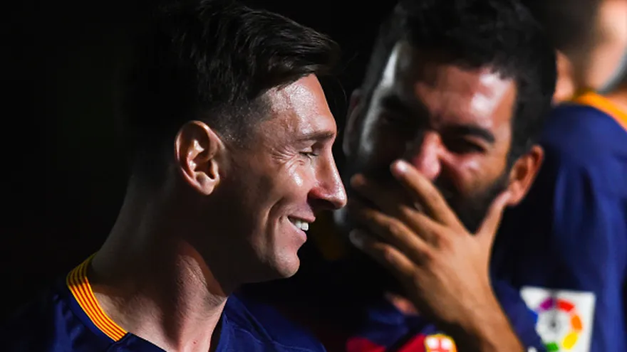 Messi y Arda Turan.