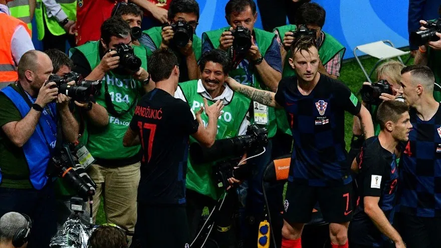 Croacia invita al fotógrafo de AFP atrapado bajo sus futbolistas