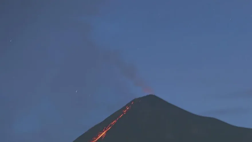 El vulcanólogo del Ovsicori, Jorge Brenes, explicó a Efe que a las 10.20 hora local (16.20 GMT) el coloso reportó una erupción freática con "salida violenta de gases".