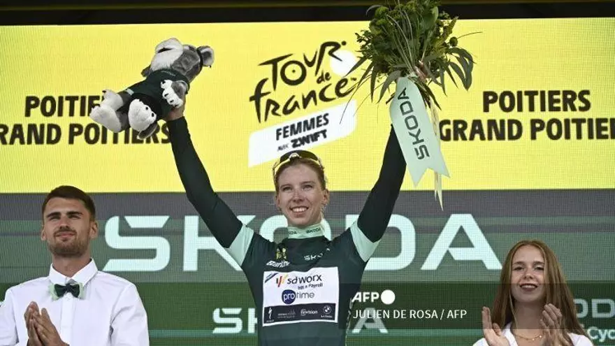 La ciclista holandesa del equipo SD Worx - Protime, Lorena Wiebes, celebra su maillot verde de mejor velocista en el podio de la cuarta etapa (de 9) de la cuarta edición del Tour de Francia femenino, de 130,7 km de Saumur a Poitiers, en Poitiers, oeste de Francia, el 29 de julio de 2025.