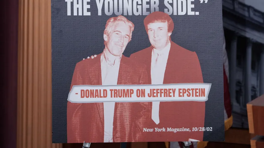 Una fotografía muestra a Donald Trump y Jeffrey Epstein
