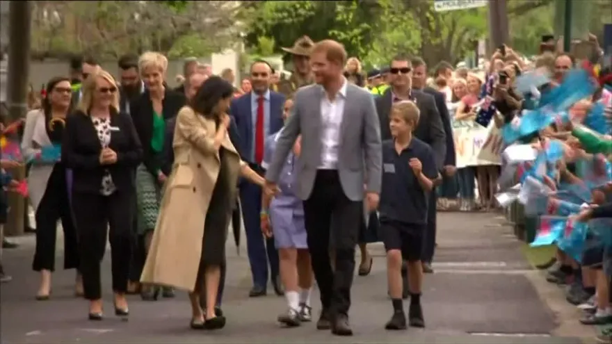 Miles reciben a príncipe Enrique y Meghan Markle en Melbourne