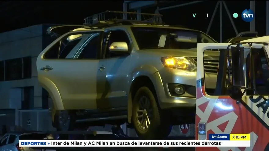 Banda roba autos usaban grúas para transportar los carros