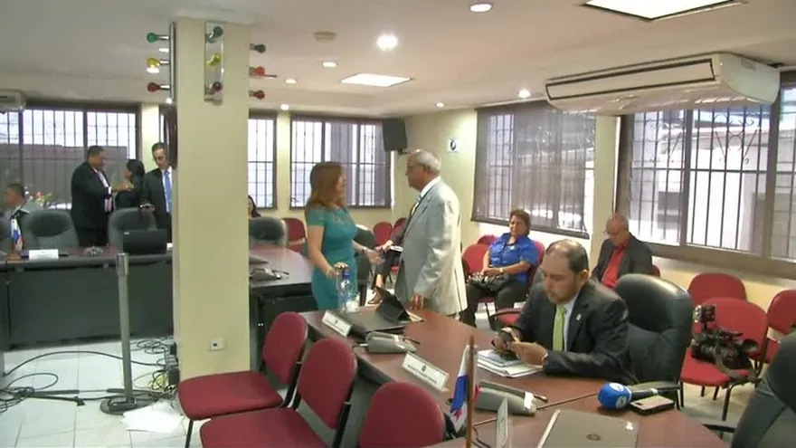 Ausencia de diputados retrasa inició de sesión en la Asamblea