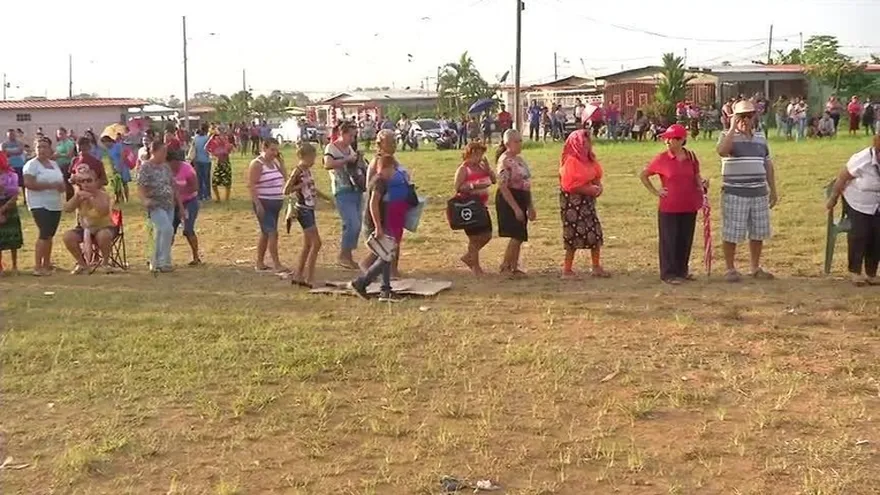 Residentes de Tocumen madrugan por su jamón de Navidad