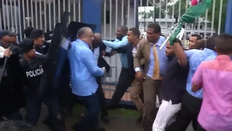 Ánimos caldeados mientras esperan salida de Alma Cortés