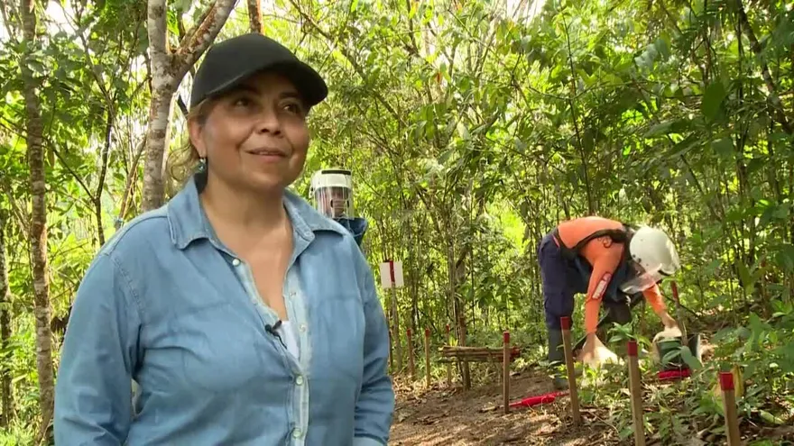 Ángela, de dirigir en la guerra a desminar la paz en Colombia