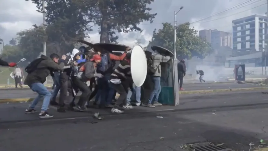 Enfrentamientos entre policías e indígenas de Ecuador en las inmediaciones del Congreso.