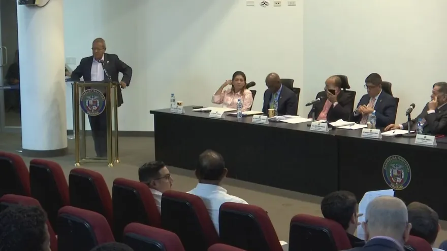 Sigue el debate por el contrato minero en la Comisión de Comercio