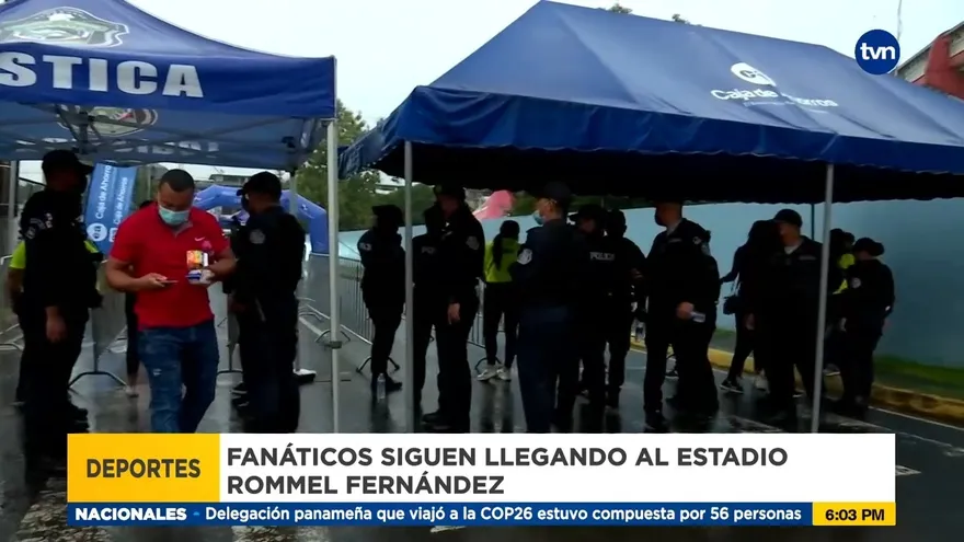 Fanáticos llegaron al Rommel Fernández a pesar de la lluvia