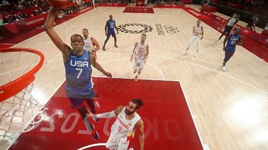 Kevin Durant anota una canasta ante la mirada del español Ricky Rubio.