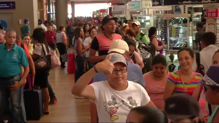 La gente abarrota la terminal de Albrook