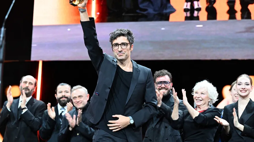 El director lker Catak alza victorioso el Oso de Oro en el Festival del Cine de Berlín