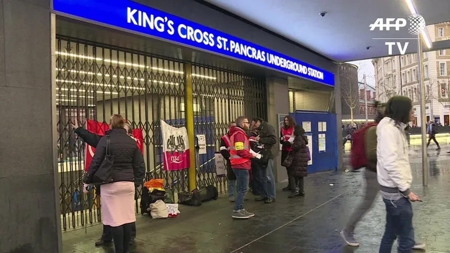 Huelga en metro de Londres contra recortes de empleo